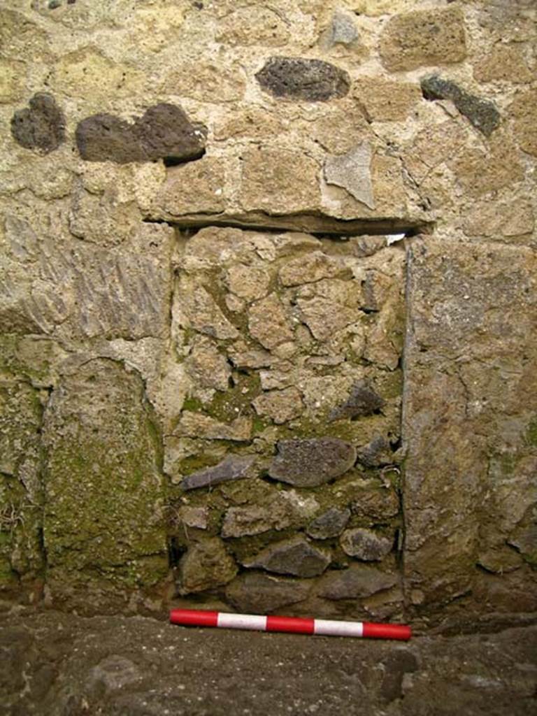 VI.25, Herculaneum. May 2004. Rear room, blocked window in west wall.
Photo courtesy of Nicolas Monteix.